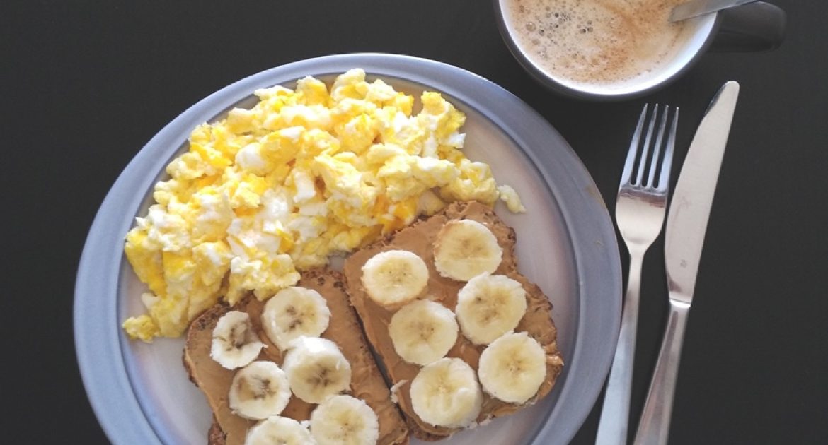 Frühstück 1 - Brot, Erdnussbutter, Banane und Ei - MAGERQUARK - Alles ...