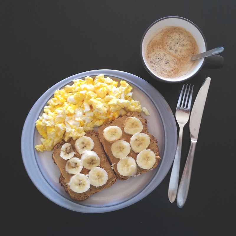 Frühstück 1 - Brot, Erdnussbutter, Banane und Ei | MAGERQUARK - Alles über natürliches Eiweiß